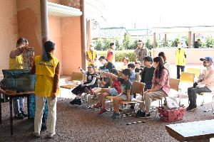 お話を聞いている様子