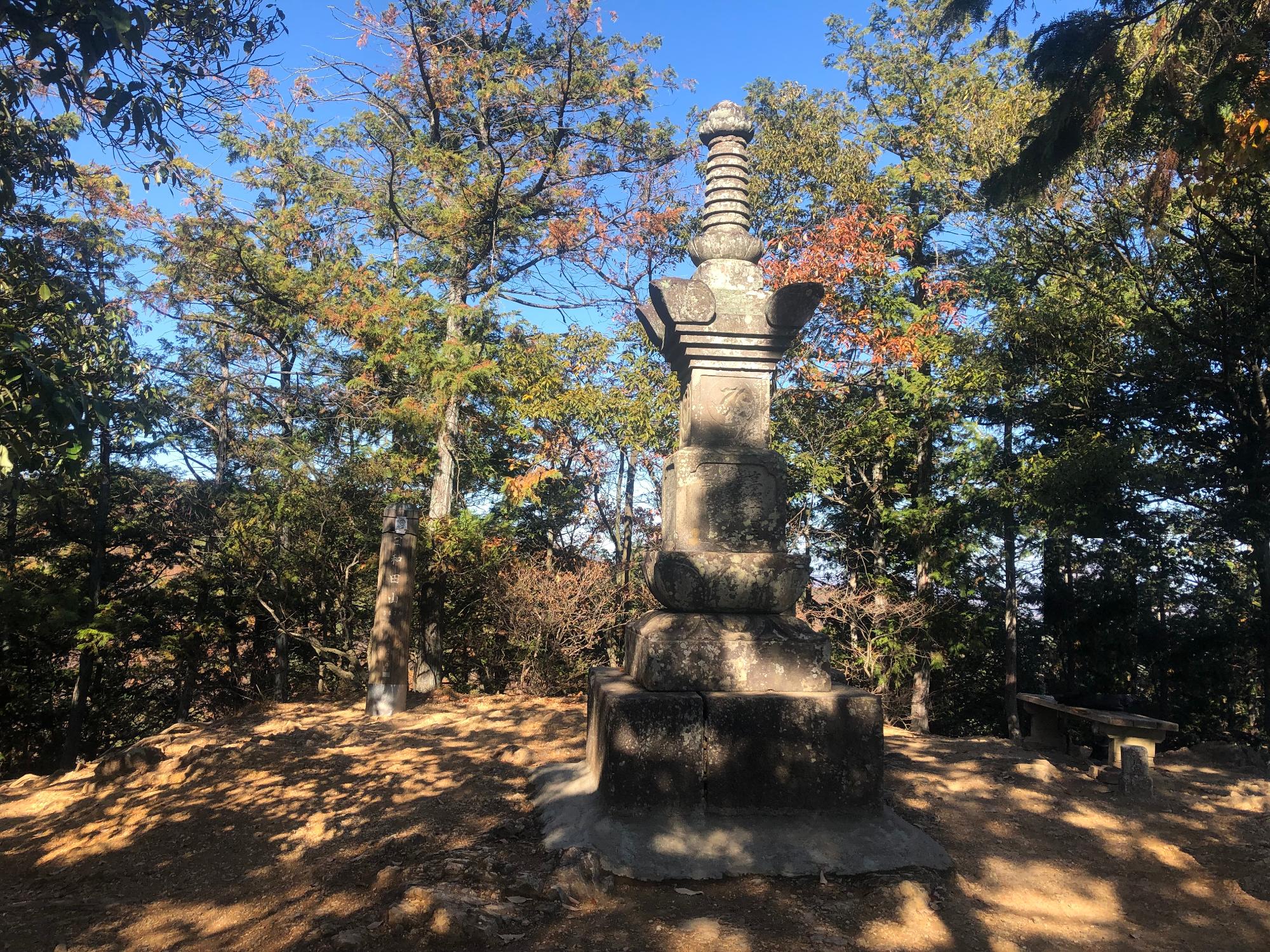 日和田山の宝篋印塔（新塔）