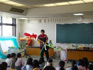 バルーンアートを楽しむ様子