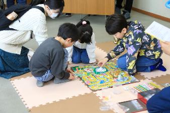 ボードゲームを楽しむ様子