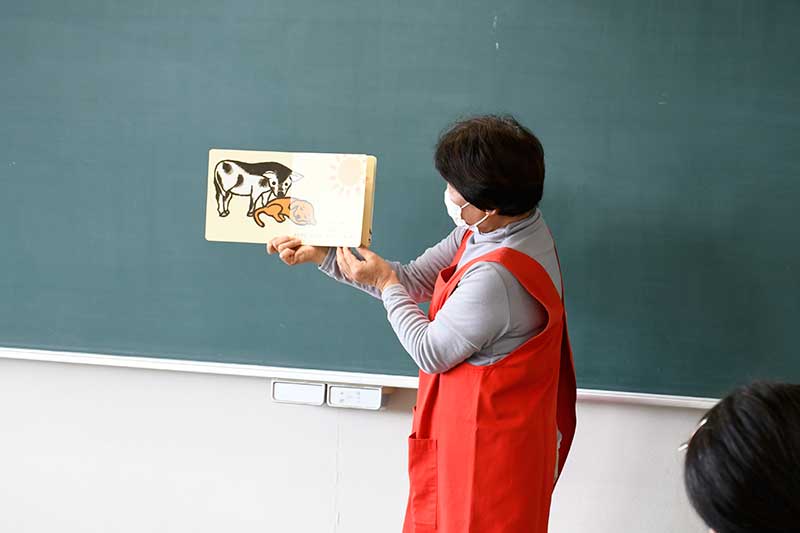 紙芝居を読む様子