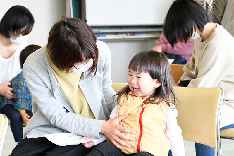 親子がふれあいをしている様子