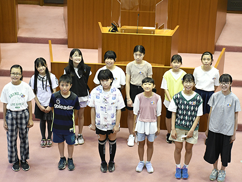 令和4年日高市子ども議会の参加した子ども議員の集合写真