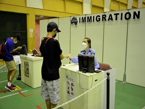 留学体験で出国審査を体験する参加者の様子