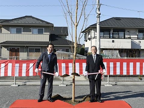 武蔵高萩駅北土地区画整理事業区域内の公園で完成記念植樹を行う市長と審議会の会長