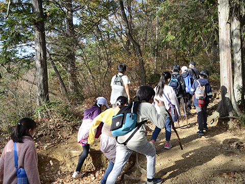 日和田山を登る子どもたちの様子