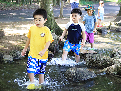 せせらぎ水路へ涼みに行ってみませんか