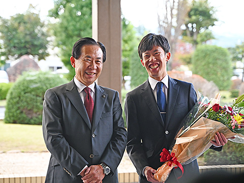 2024年パリオリンピックマラソン日本代表に内定した小山選手に花束を贈呈した際の画像