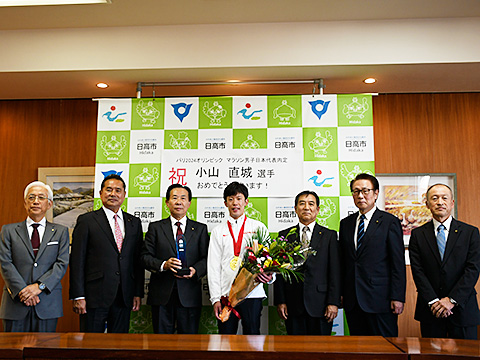 2024年パリオリンピックマラソン日本代表に内定した小山選手との集合写真