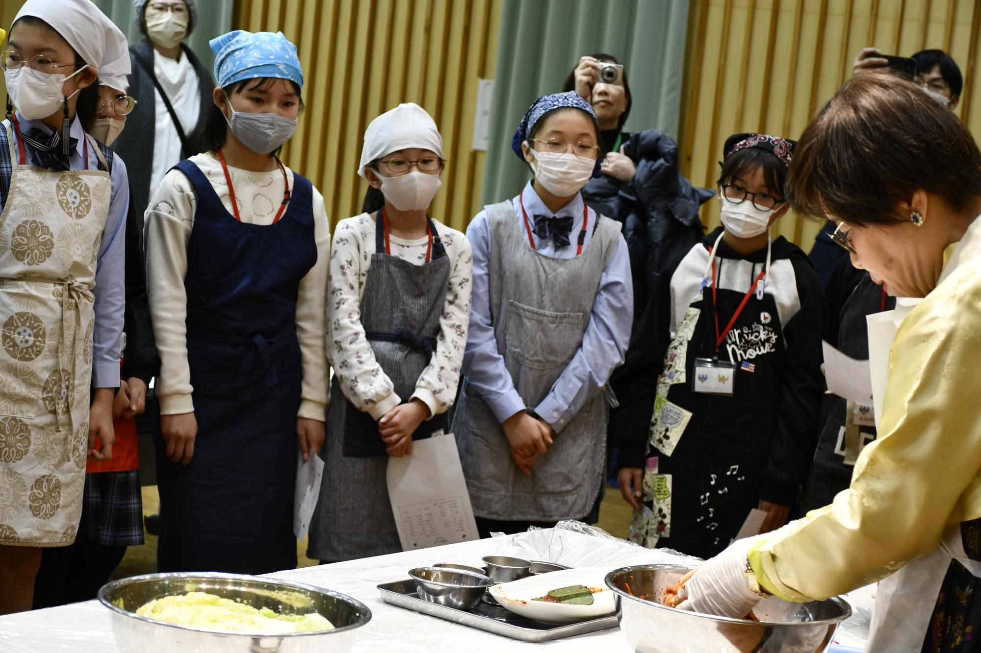 日韓小学生親善交流・韓国白菜キムチ作り教室を開催しました