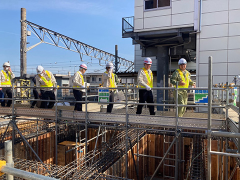 高麗川駅配筋工事を視察する市長、副市長、教育長の写真