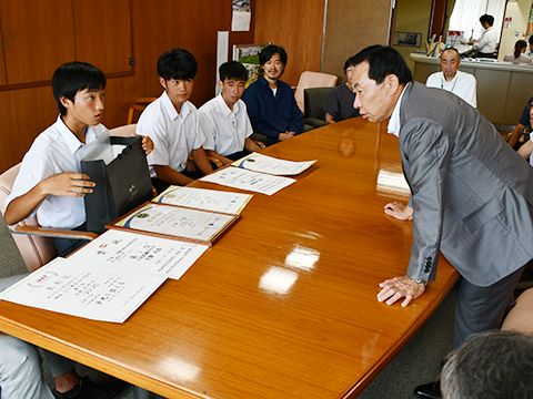 今回出場した大会の賞状を見る市長