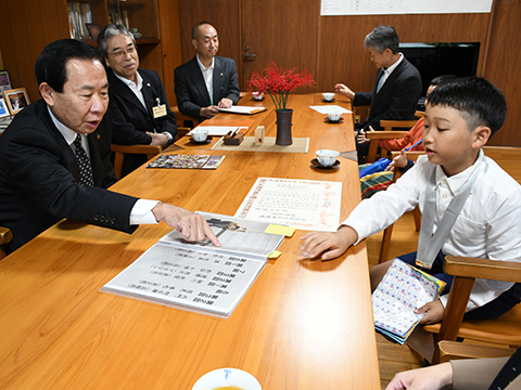 釣谷さんから報告を受ける市長