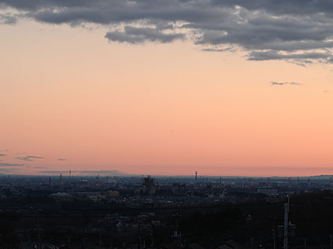 初日の出の朝焼けに照らされる日高市内