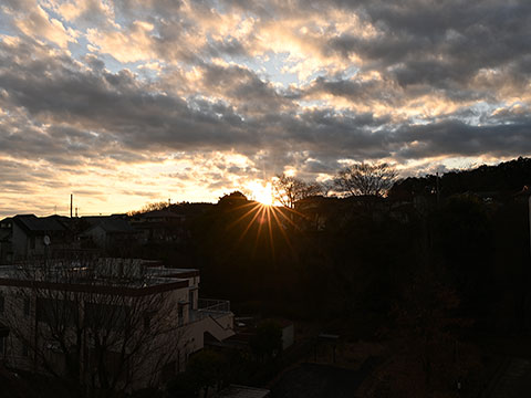 武蔵台小中学校外階段から撮影した初日の出とリニューアルされた武蔵台公民館の写真