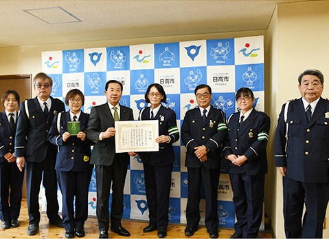 交通指導員の皆さんと谷ヶ崎市長の集合写真