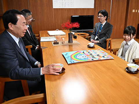 泉さんから報告を受ける市長