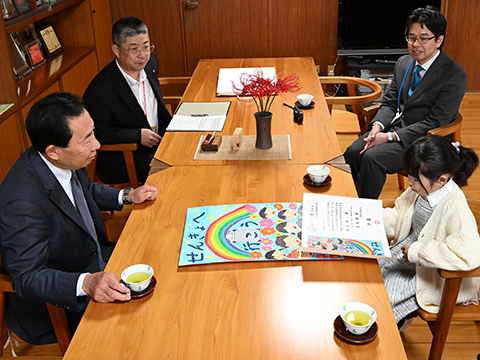 泉さんの作品と賞状を見ている見ている市長