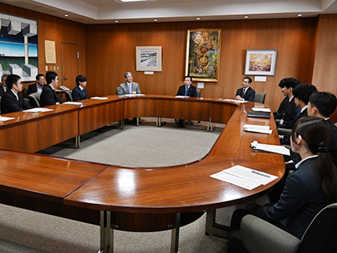 提言を終え、市長から若手職員への講評