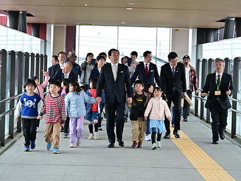 市長や子どもたちによる渡り初め
