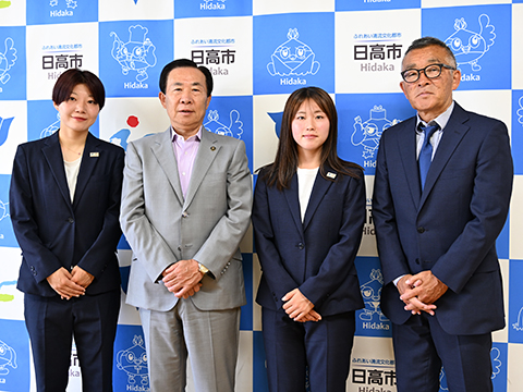 市長、宮内会長、栃谷選手、田中選手による記念写真