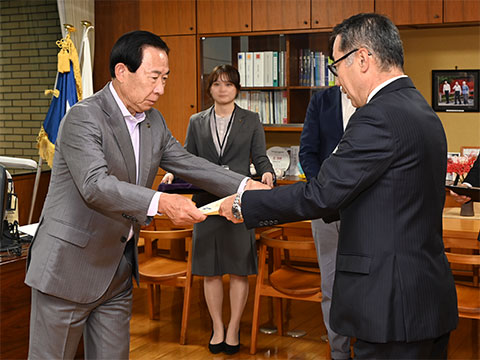日高都市ガス株式会社社長塚越さんに感謝状を手渡す市長