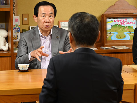 日高都市ガス株式会社社長塚越さんと話し合う市長