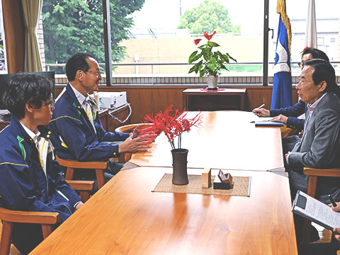 株式会社代表宮岡さんと話し合う市長