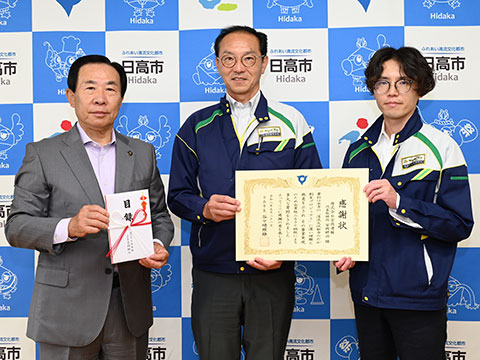 感謝状を手に市長と記念撮影する宮岡運輸代表宮岡さんと役員
