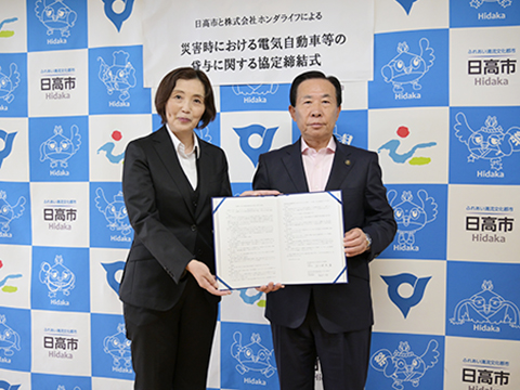 市長と株式会社ホンダカーズの専務取締役長谷川さんの記念写真