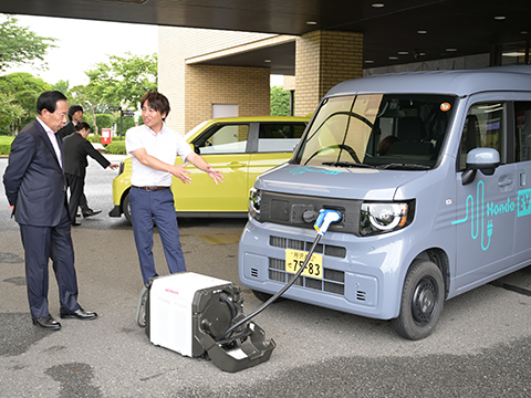 株式会社ホンダカーズより貸与される車の説明を受けている市長
