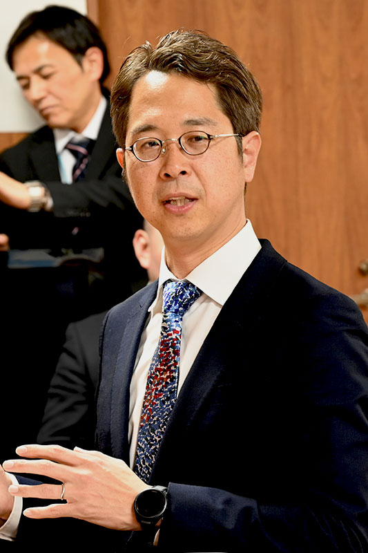 対談中の吉野さん