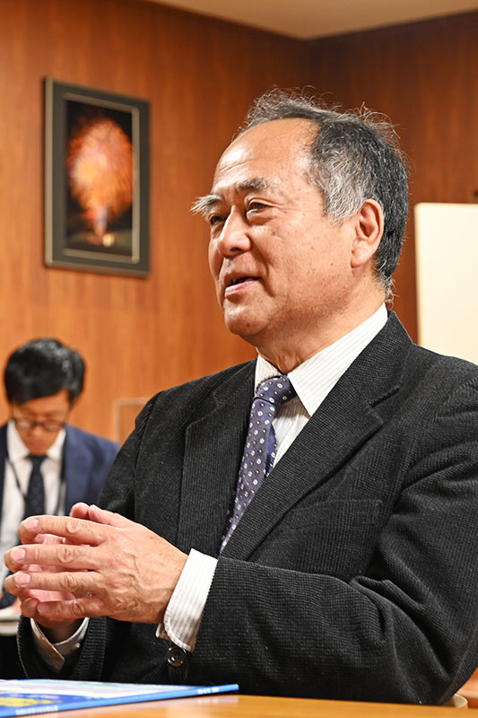対談中の久保田会長