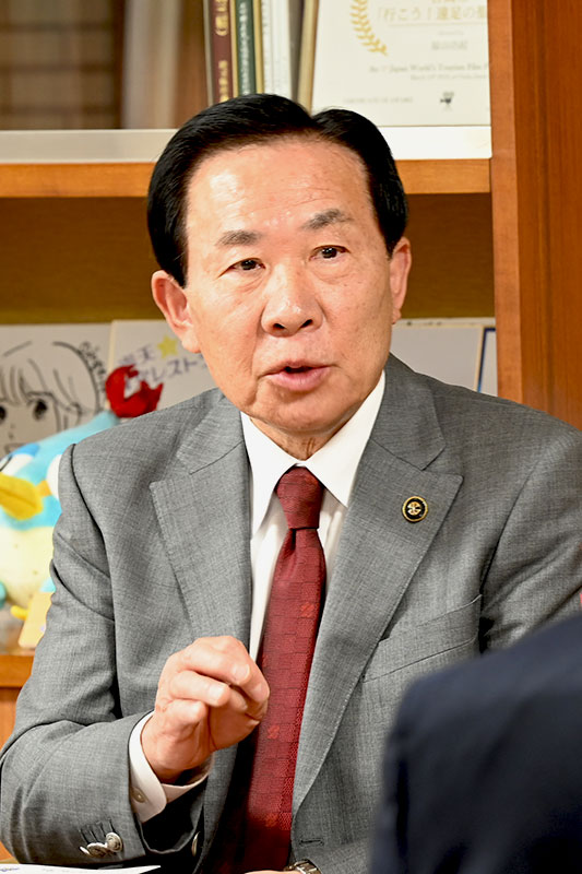 対談中の谷ケ崎市長