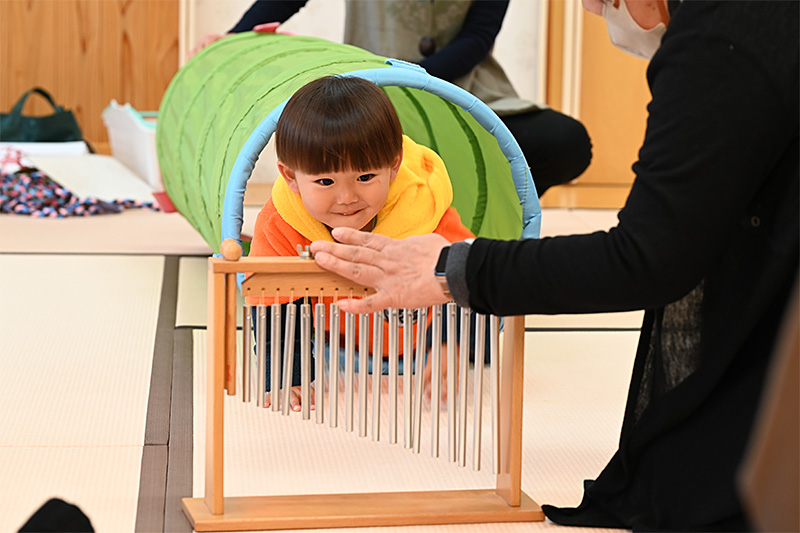 楽器に触れる子ども