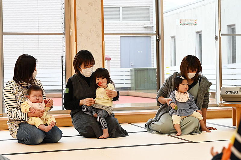 音楽に合わせて親子でマラカスを振る様子