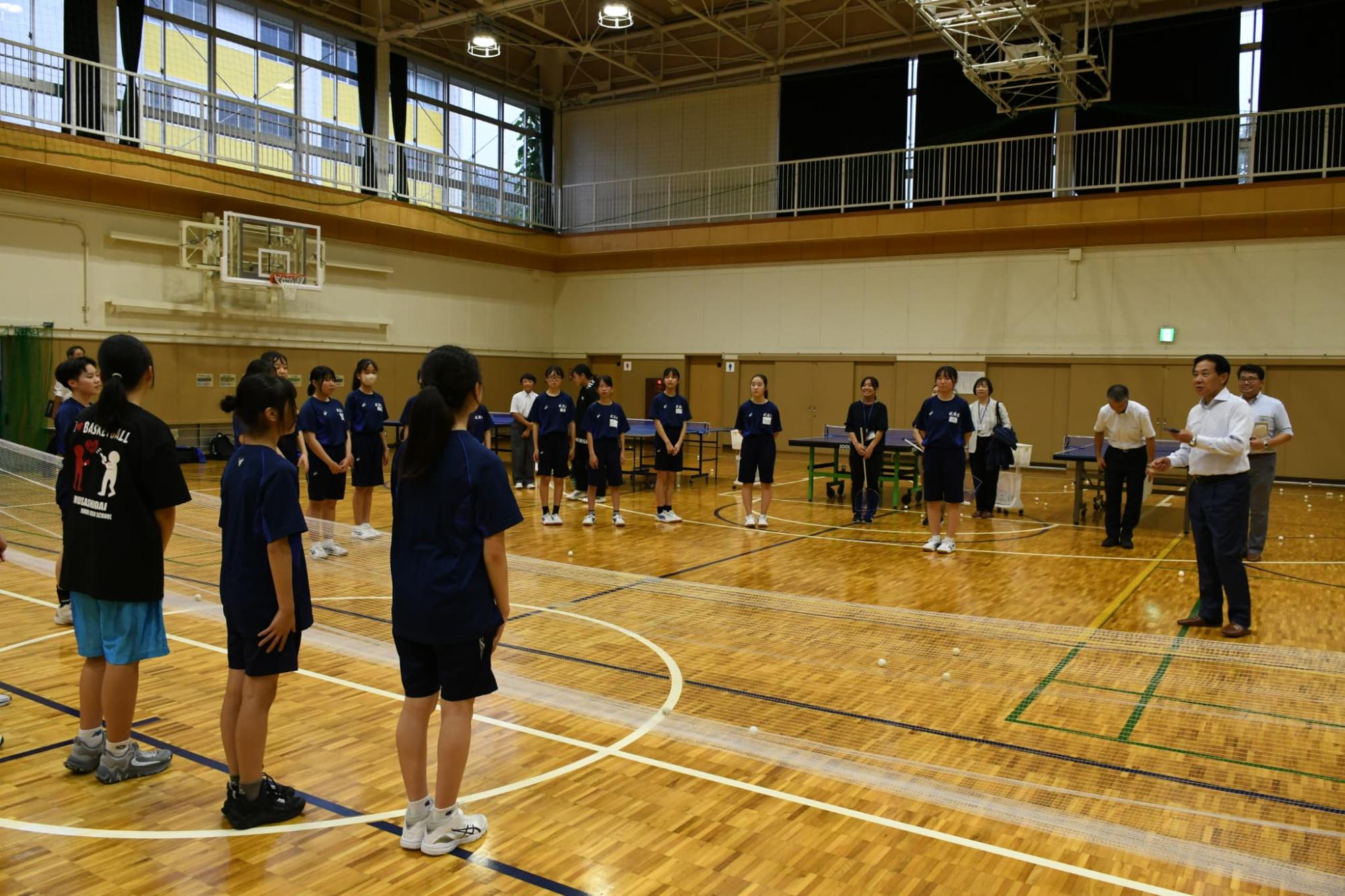 女子卓球部と女子バレーボール部を激励する市長