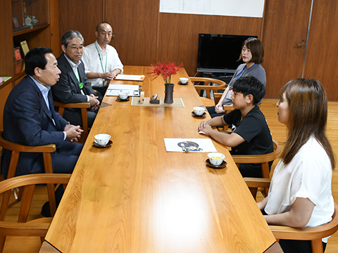 成澤さんから報告を受ける市長