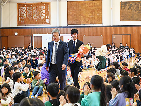 高麗川小学校の生徒から拍手で見送られる小山選手