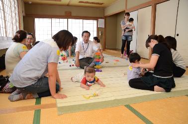 赤ちゃんの遊ぶ様子を見る