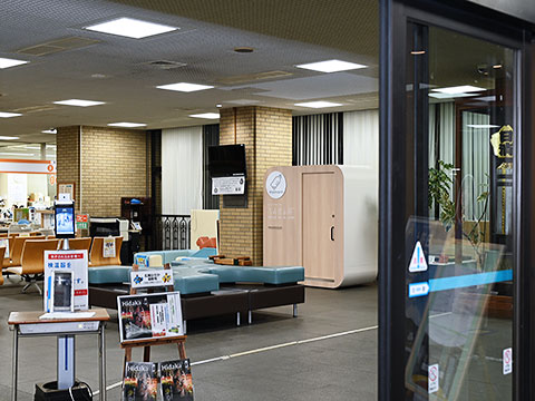 市役所正面玄関の自動ドアから見える個室型授乳室ママロ