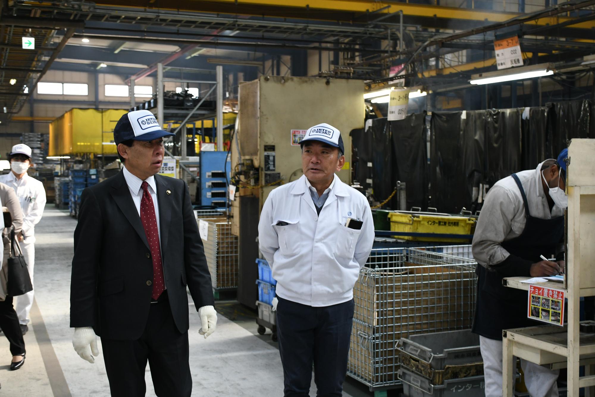 工場内を見学する市長
