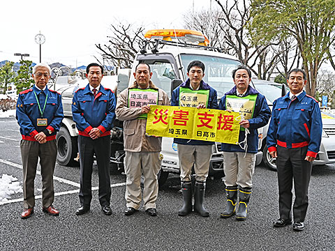 市長、副市長、教育長と写真撮影を行った被災地へ派遣される職員と給水車の様子