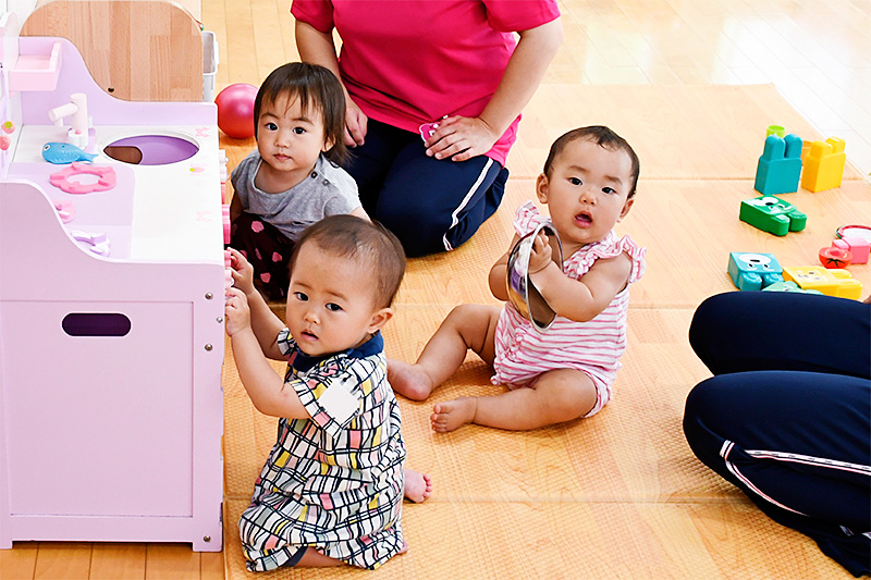 子どもたちで遊ぶ様子