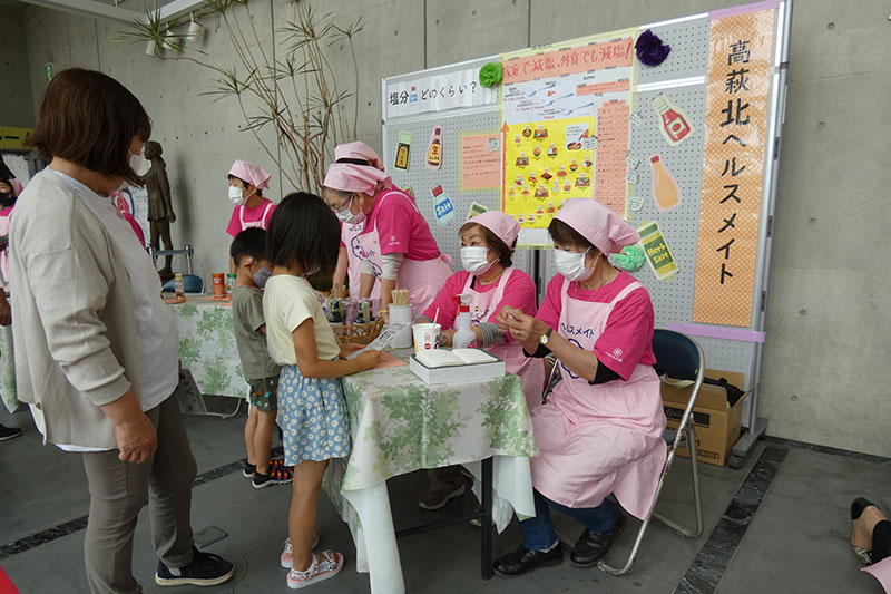 食育縁日で食べ物にどのくらい塩分が含まれているのかを考えるクイズをしている様子