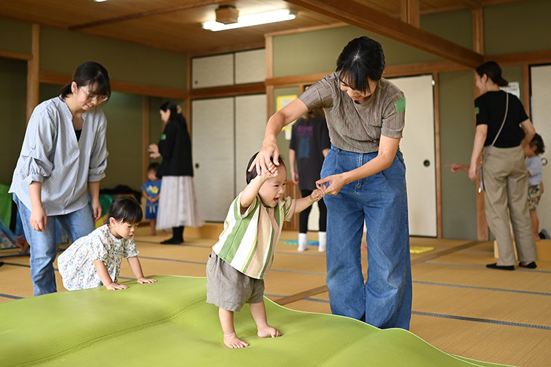 ママに支えられ、競技をする子ども