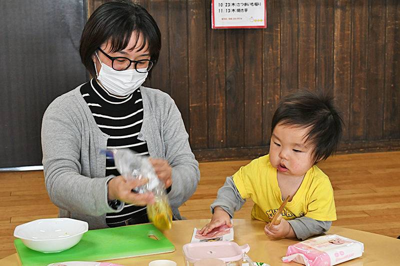ママと一緒に作っている様子