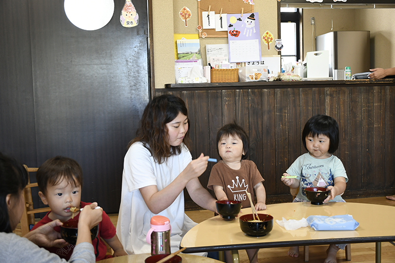 肉みそうどんを食べている様子