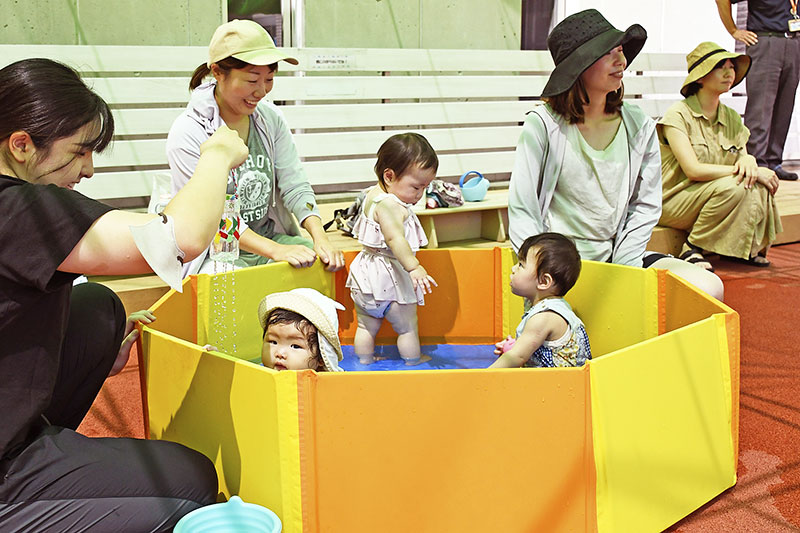 プールで子どもたちが遊ぶ様子