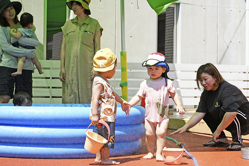 手をつなぐ子どもたちの様子